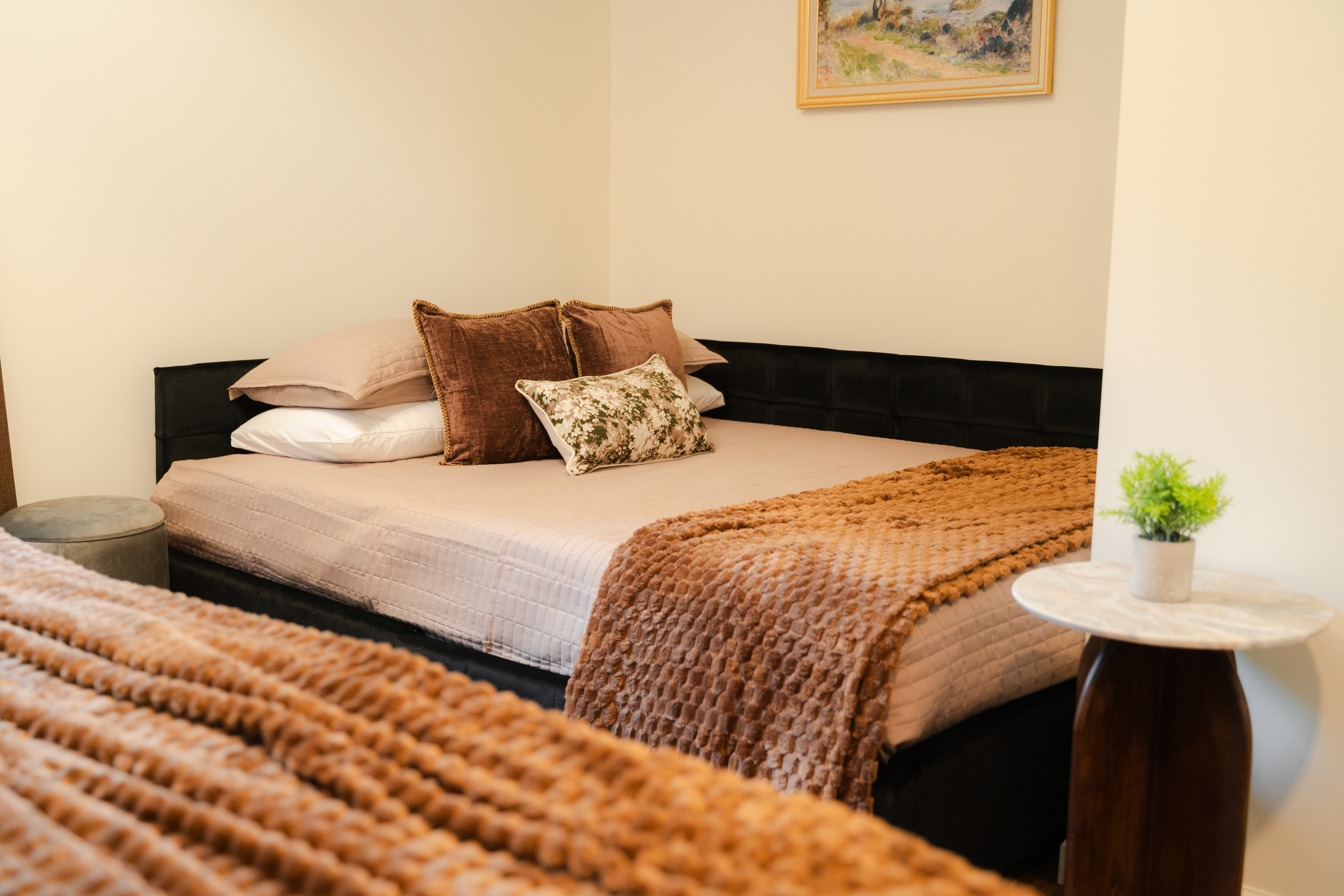King bedroom with a king bed and queen daybed, offering additional sleeping space for families and groups.
