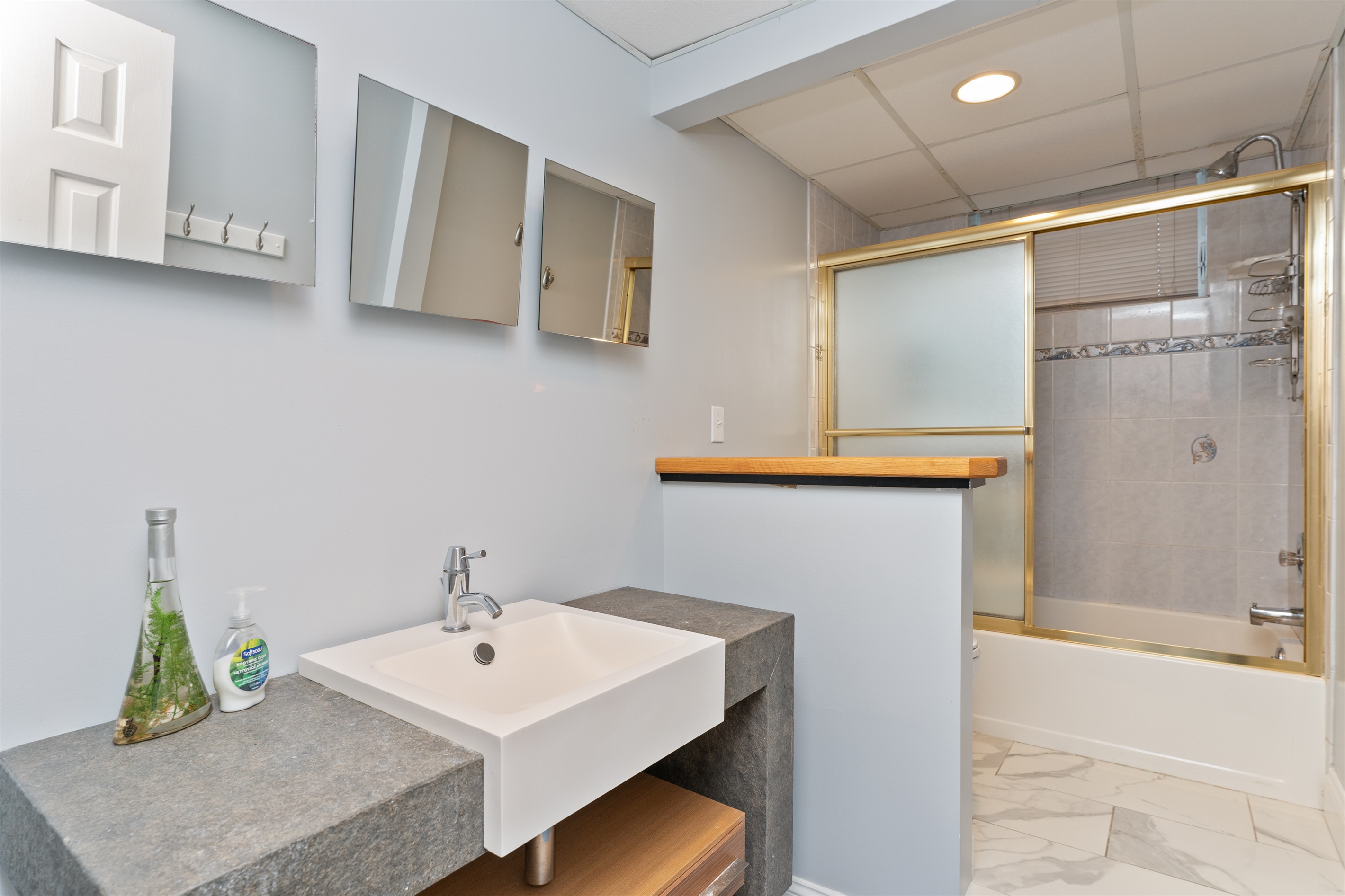 Lower level full bathroom with tub/shower combo