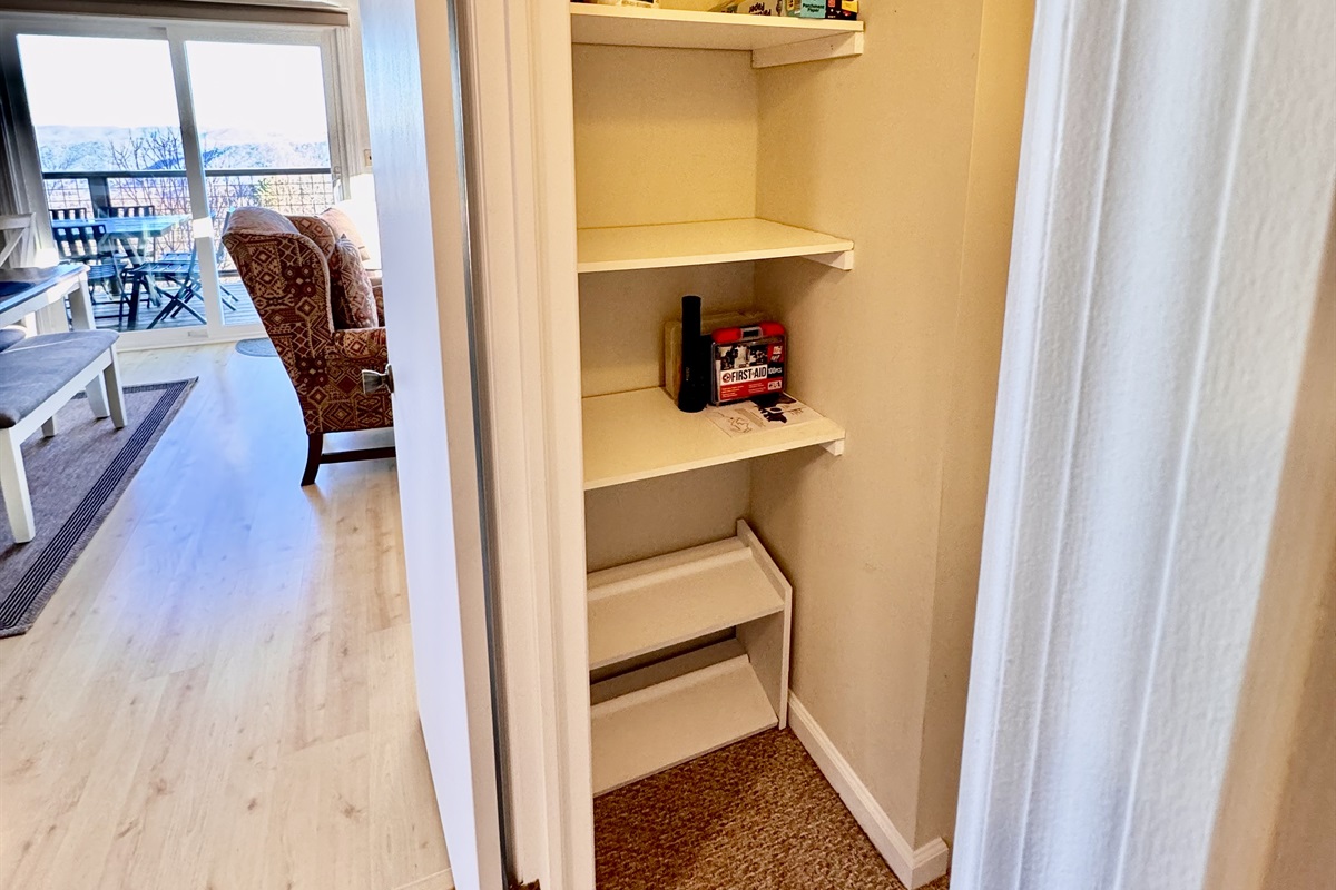 Our chef's kitchen is fully stocked & we have cooked Thanksgiving for 10 here! Enjoy our views, the double ovens, smooth surface cooktop, large pantry, dishwasher, double sinks, fridge, microwave, etc. during your stay. Lots of bakeware & serving dishes!