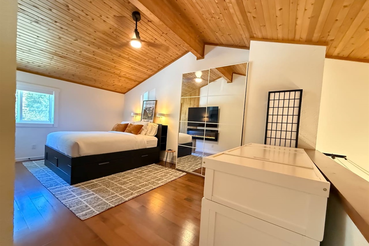 Upper Loft Suite: A bright, private bedroom with windows filling the space with natural light and views of the surrounding Purcell slopes.