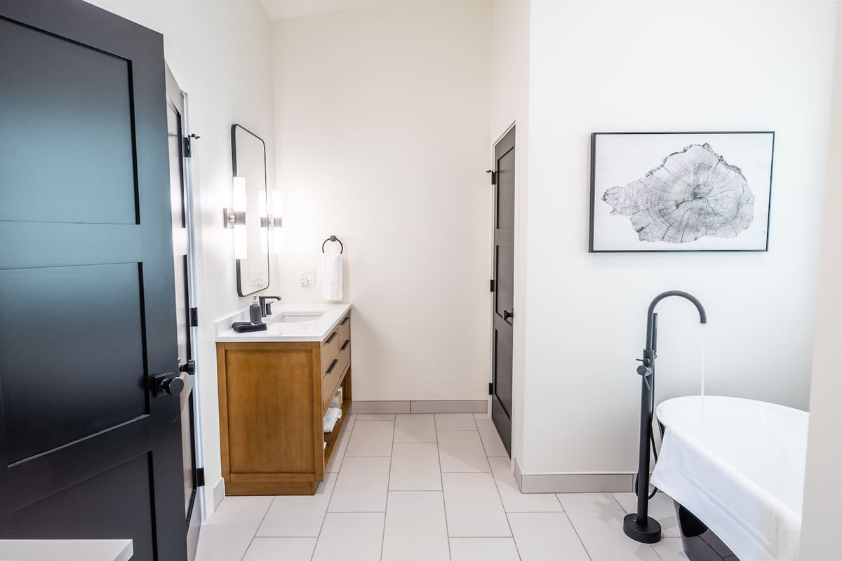 Suite 1 Bathroom (Shower + Tub)