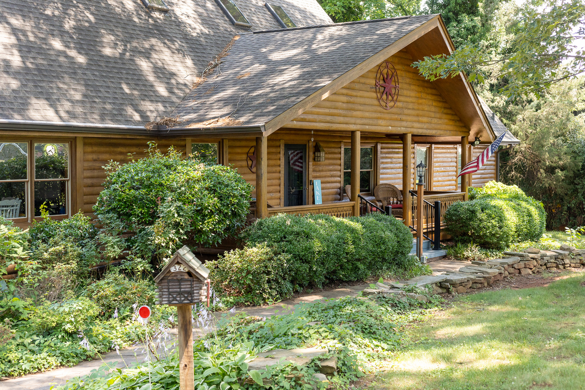 Welcome to Queens Cove Cottage…home to the 90s summer vacation you’re dreaming of for your family.