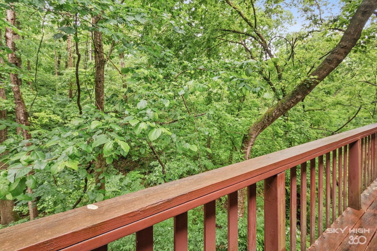 Private Wooded View From Deck. 