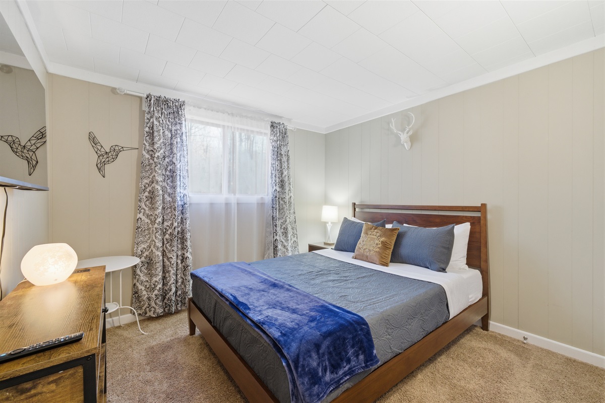 Bedroom 2 with queen size bed, Smart TV