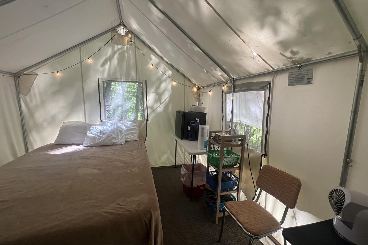 Fan and dehumidifier provided in tent