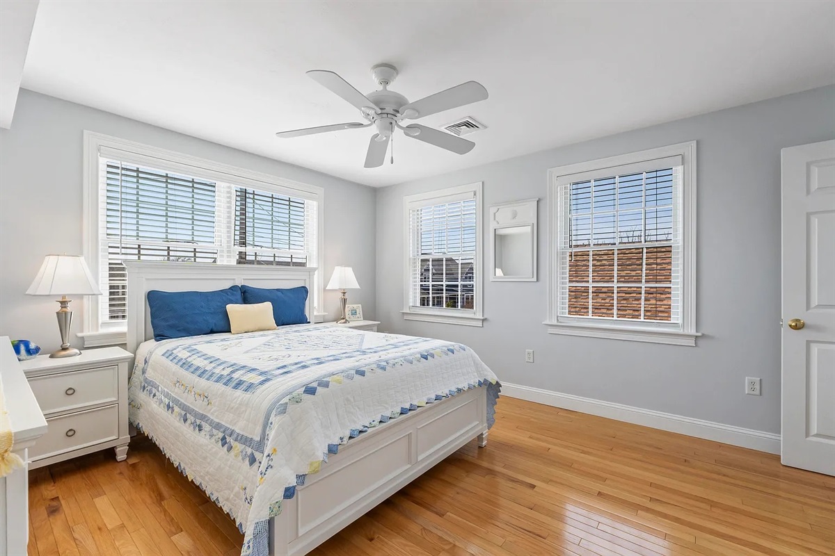 Second Floor Master Bedroom - queen bed - photo 1