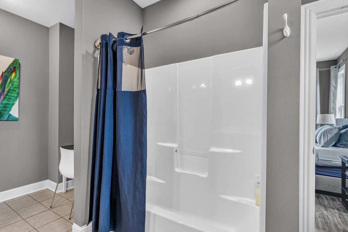 Bath 1: Private ensuite bath off master
