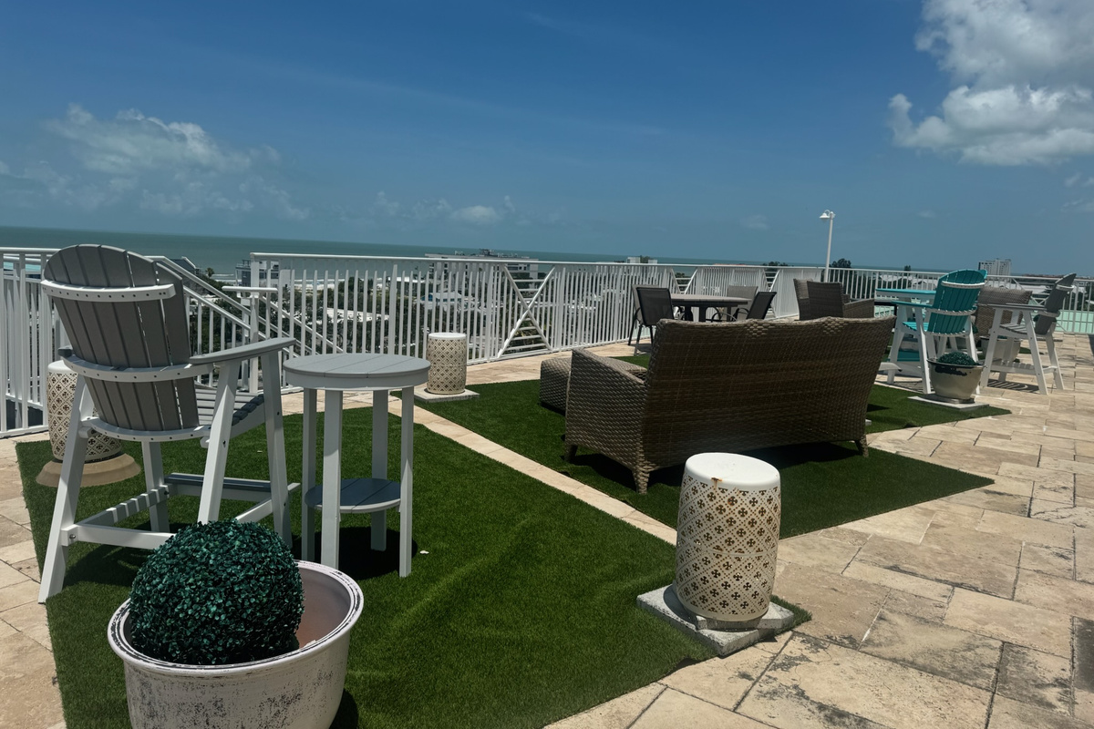 PRIVATE Sundeck