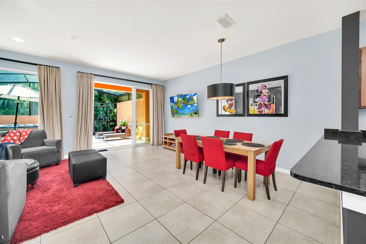 Dining area seats 6