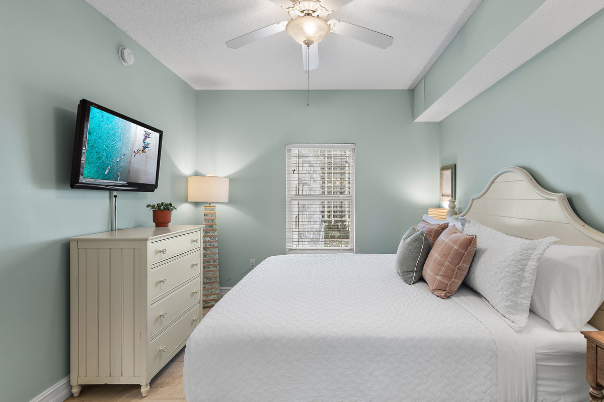 Guest Bedroom 1: KING BED, Smart TV, Shared Bathroom with Shower/Tub Combo (sleeps 2)