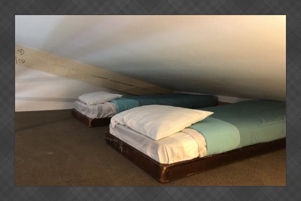 Loft area: 2 Twin beds.