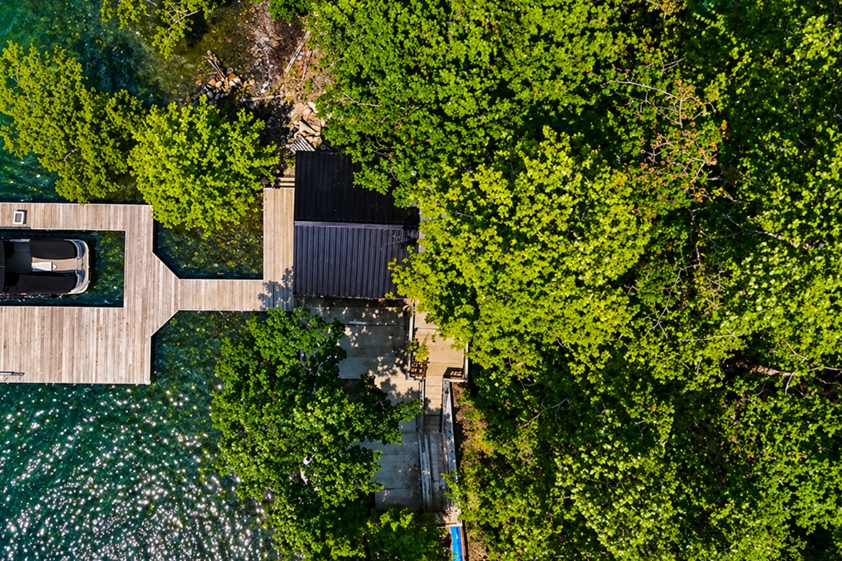 Private lakefront with dock, and wooded serenity—ideal for swimming and relaxing 🌊🚤🌲