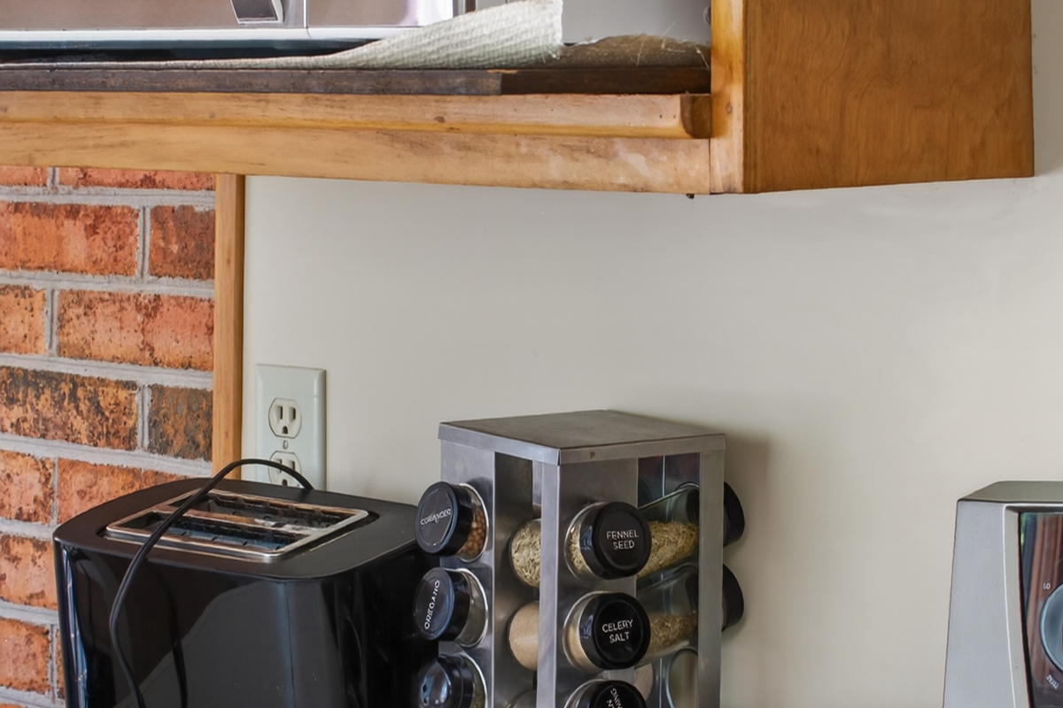 Kitchen: Fully equipped with modern appliances and a spice rack for culinary adventures!
