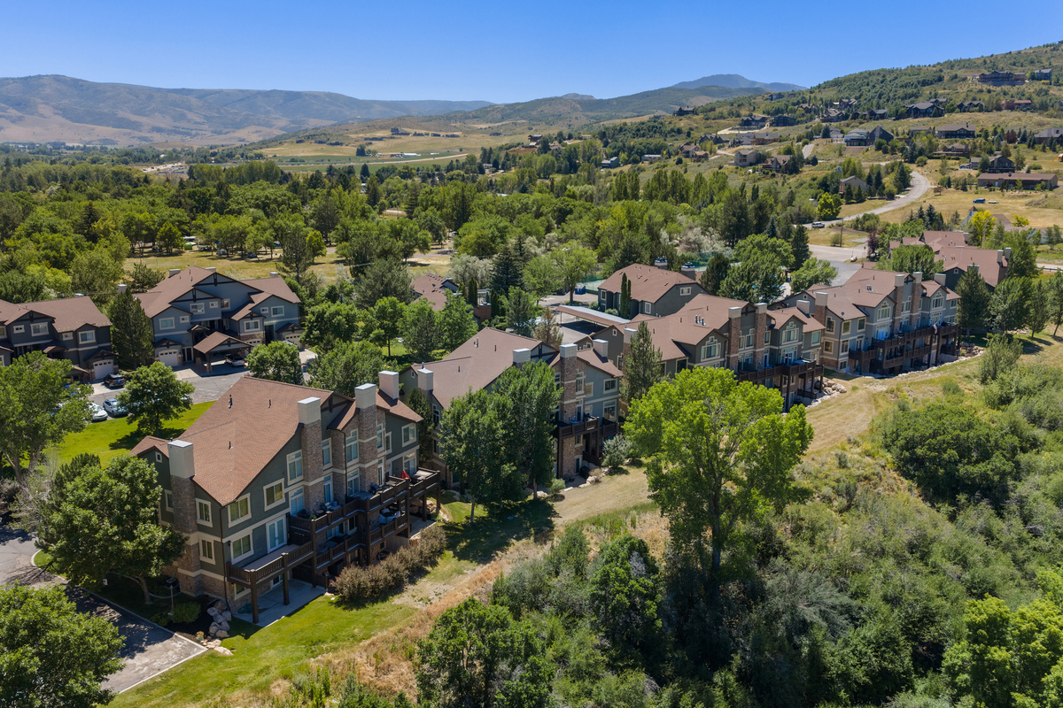 Aerial view of the beautifully maintained Lakeside Village community.