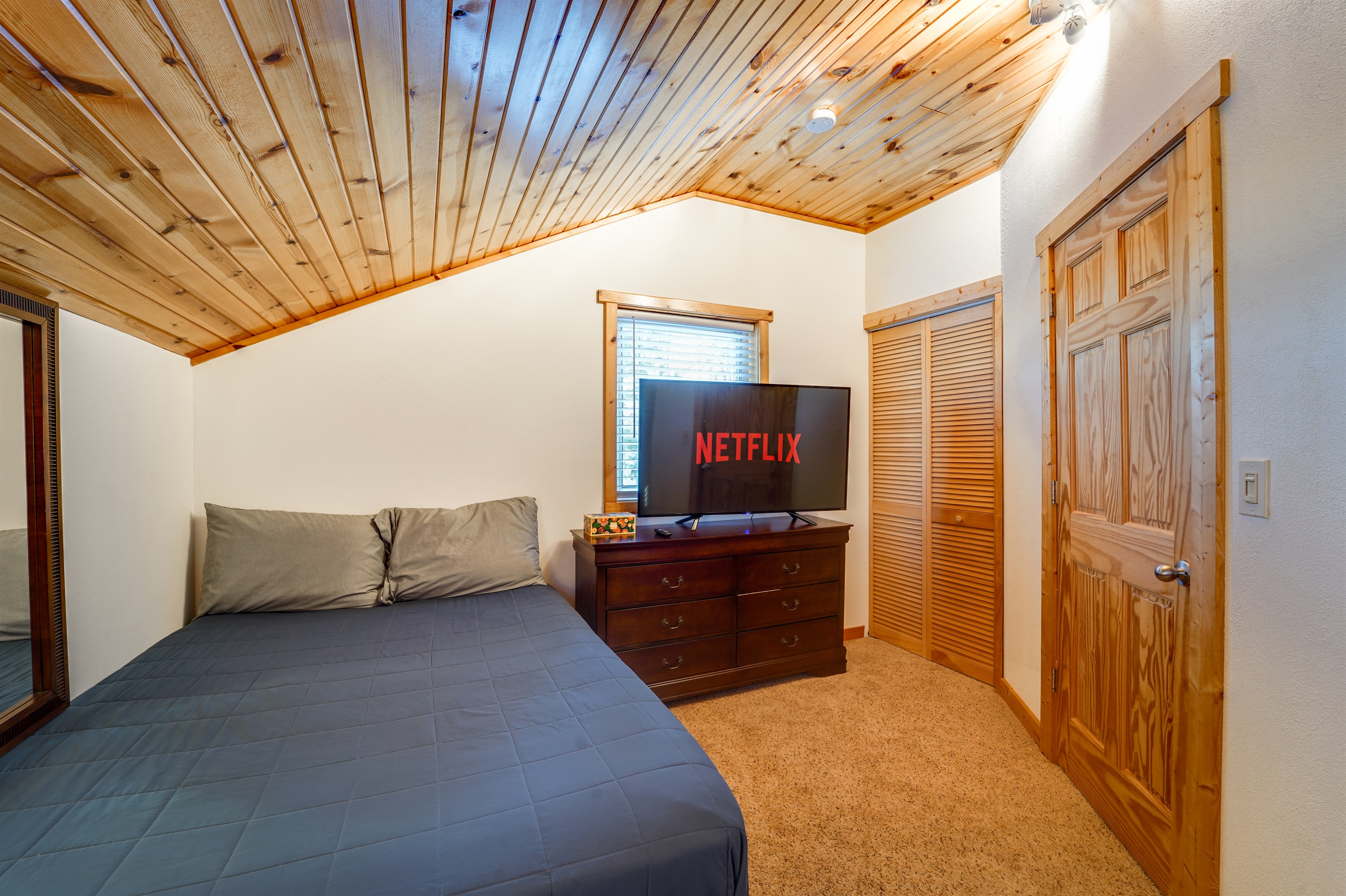 Second upstairs bedroom full size bed
