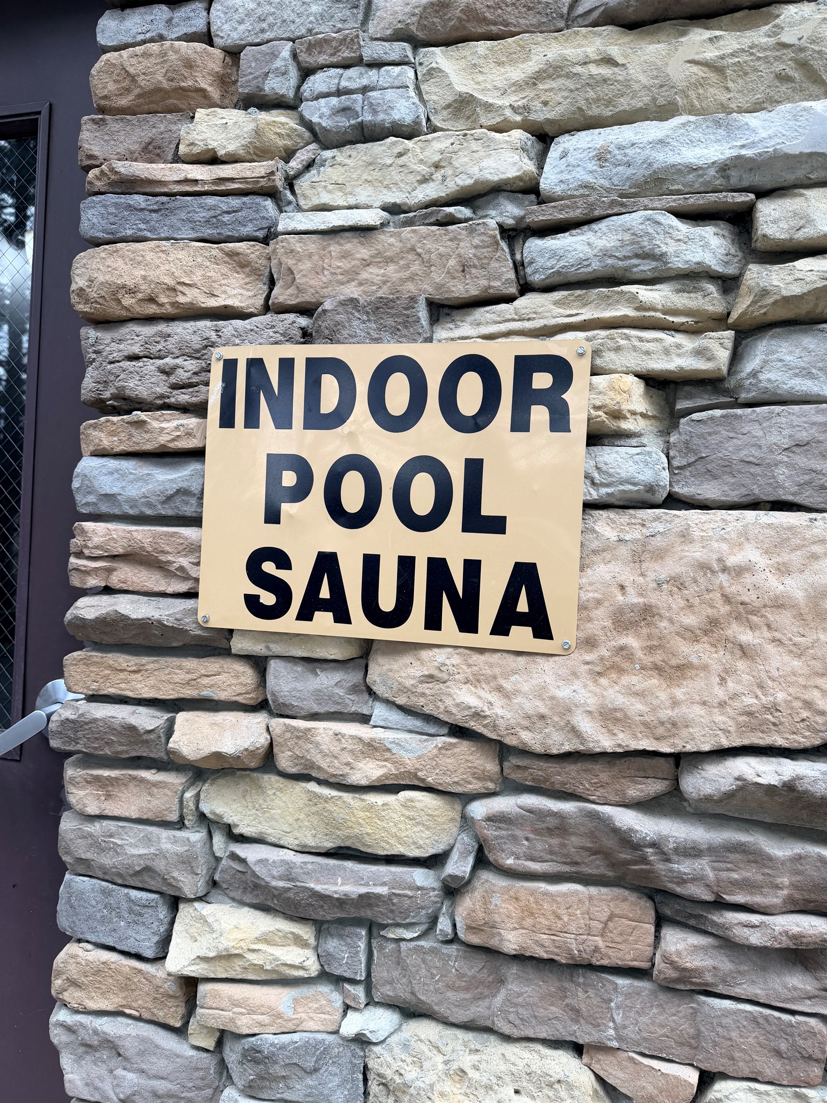 Sign to the indoor pool and sauna