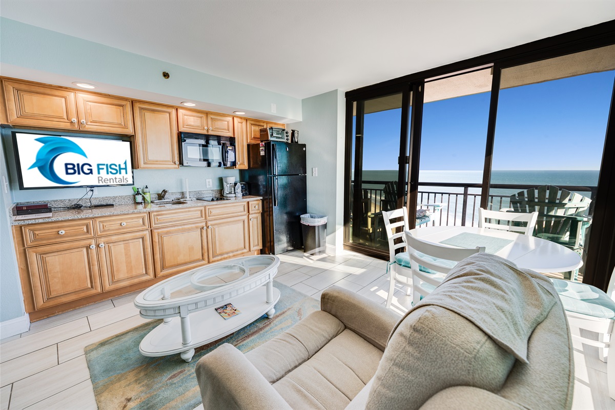 Living Room with Stunning Views🌊☀️