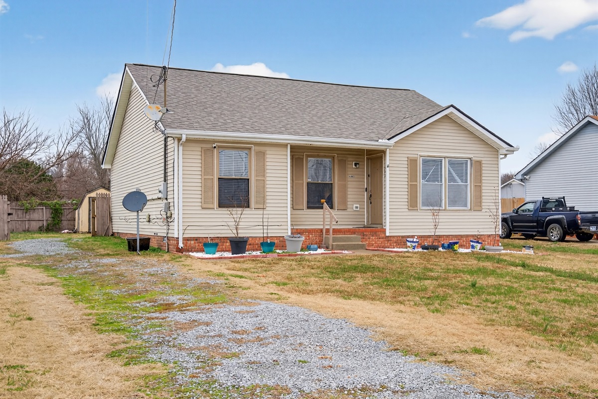 Cozy 3 bedroom 2 bath home offers plenty of room to sleep up to 7. High speed internet, washer and dryer, linens, and all kitchen amenities included. Located just across from Ft. Campbell Army