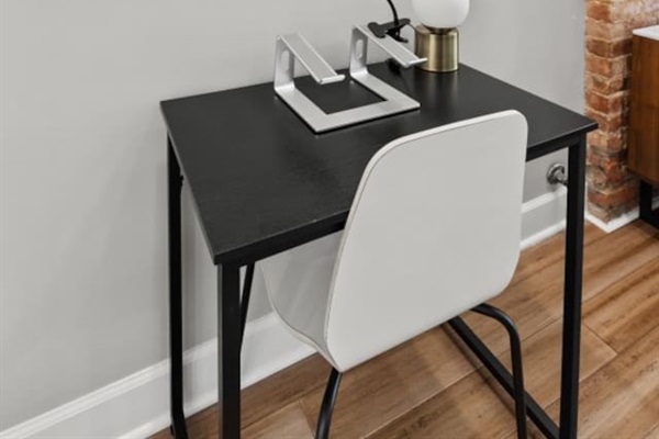 Boost your productivity in this stylish and cozy workspace! With a sleek desk, comfortable chair, and elegant lighting, it’s perfect for remote work or study sessions.