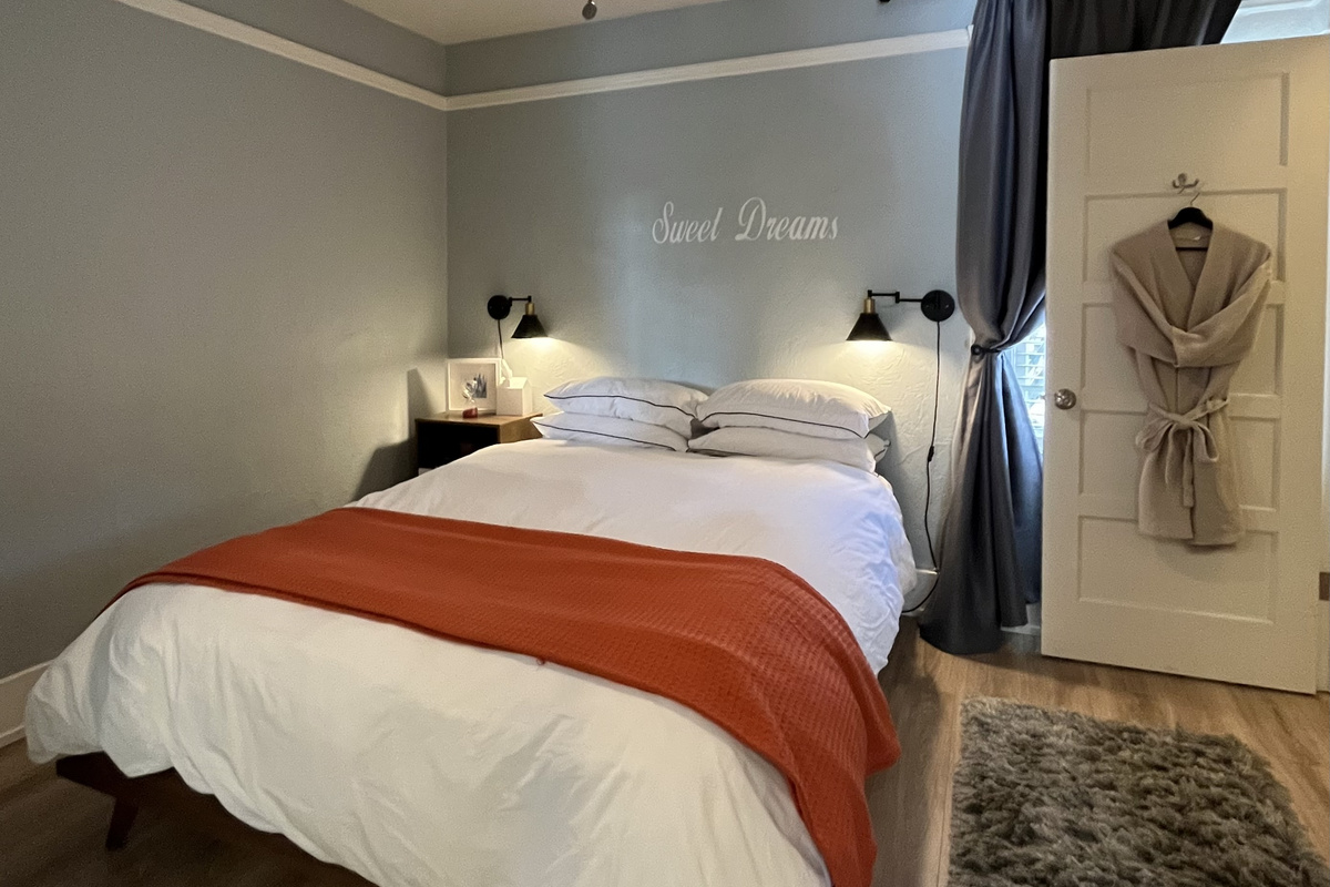 Bedroom with a walkin closet