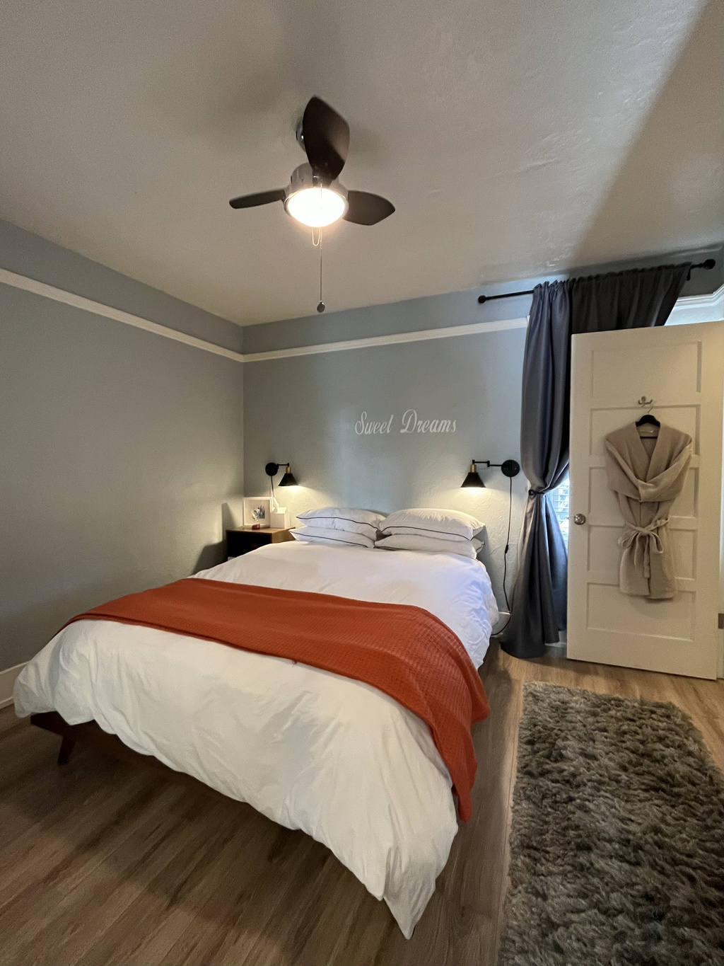 Bedroom with a walkin closet