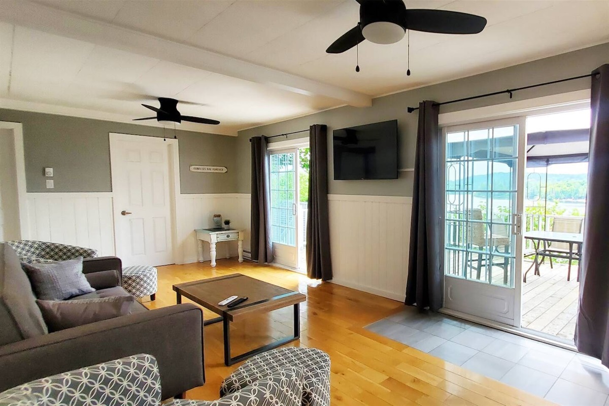 Grande et confortable salle de s&eacute;jour, avec Smart TV et toujours cette vue sur le lac. - Living room with large Smart TV and satellite/cable