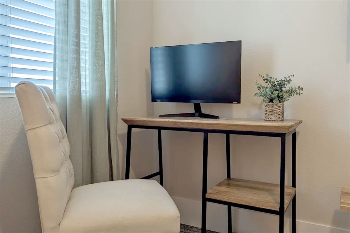 Need to send a few emails while on vacation? Worry no more! Hook up your laptop to the in-house 24 in second monitor and power strip to complete your remaining tasks at work. Hurry, because you won't want to miss everything golden has to offer! 