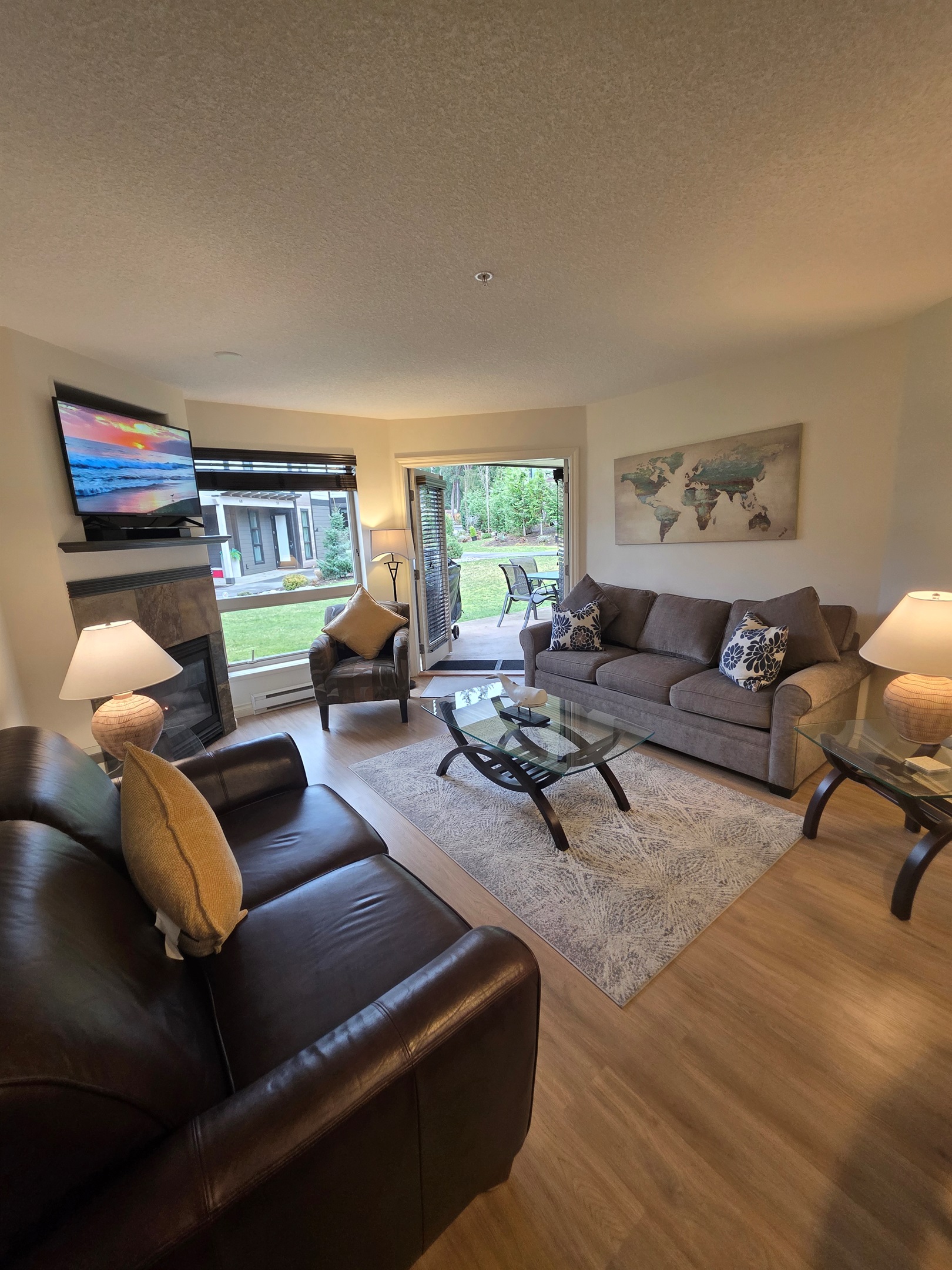 Unit A. Streaming TV. Natural Gas fireplace. Double Glass doors to a private covered deck. AC Unit. Queen sofa pull-out plus ample comfortable seating.