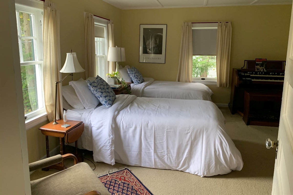 Bedroom 3 with 2 twin beds and a big desk 