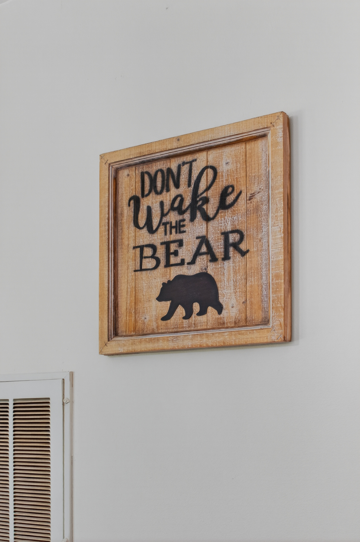 Unique decor: Embrace nature with this charming bear-themed wall art! Adventure awaits!