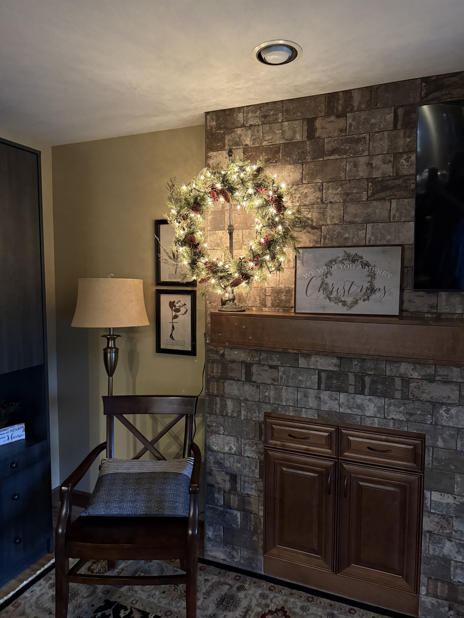 Christmas wreath in the living room