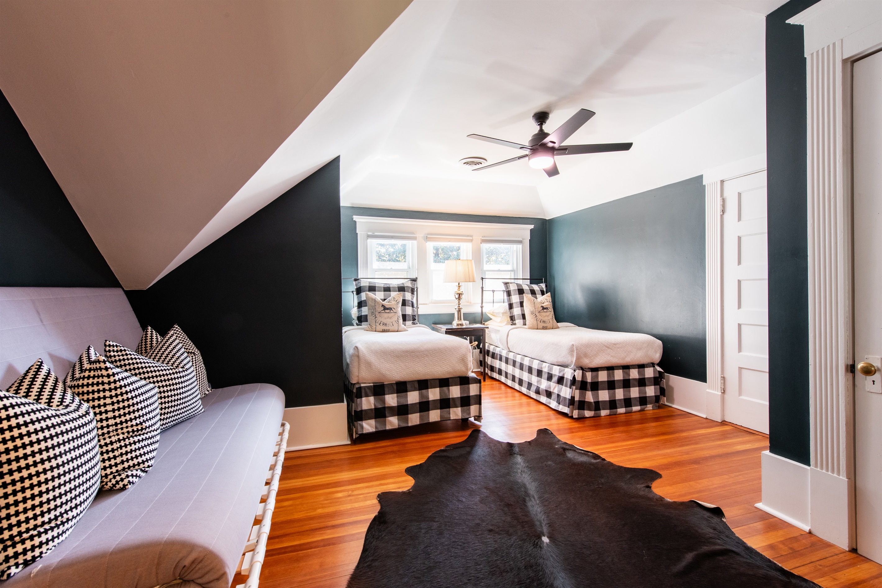 6th Bedroom ~ 3rd Floor ~ 2 Single Beds ~ Queen Size Pullout ~ Full Bathroom Across Hall