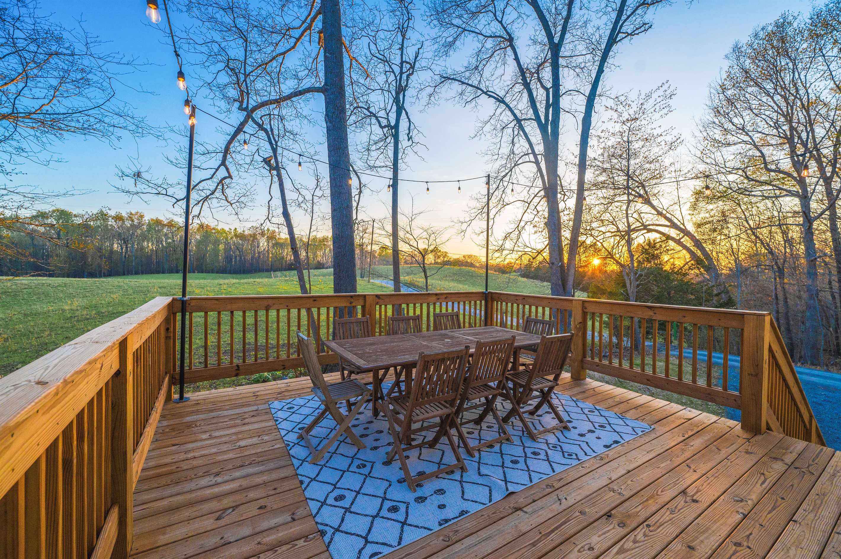 Step out from the loft onto the spacious upper deck, where seating for ten awaits. Enjoy breathtaking views of the sunset as it casts a warm glow over the pasture.