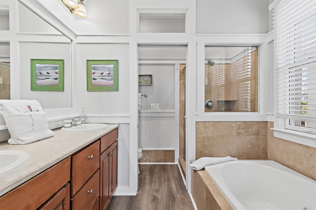 Frangista Sunset's 3rd Floor - Bedroom 1: ensuite bathroom with soaker tub and walk in shower
