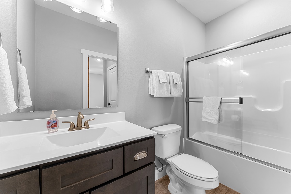 Bedroom 8 Ensuite Bathroom