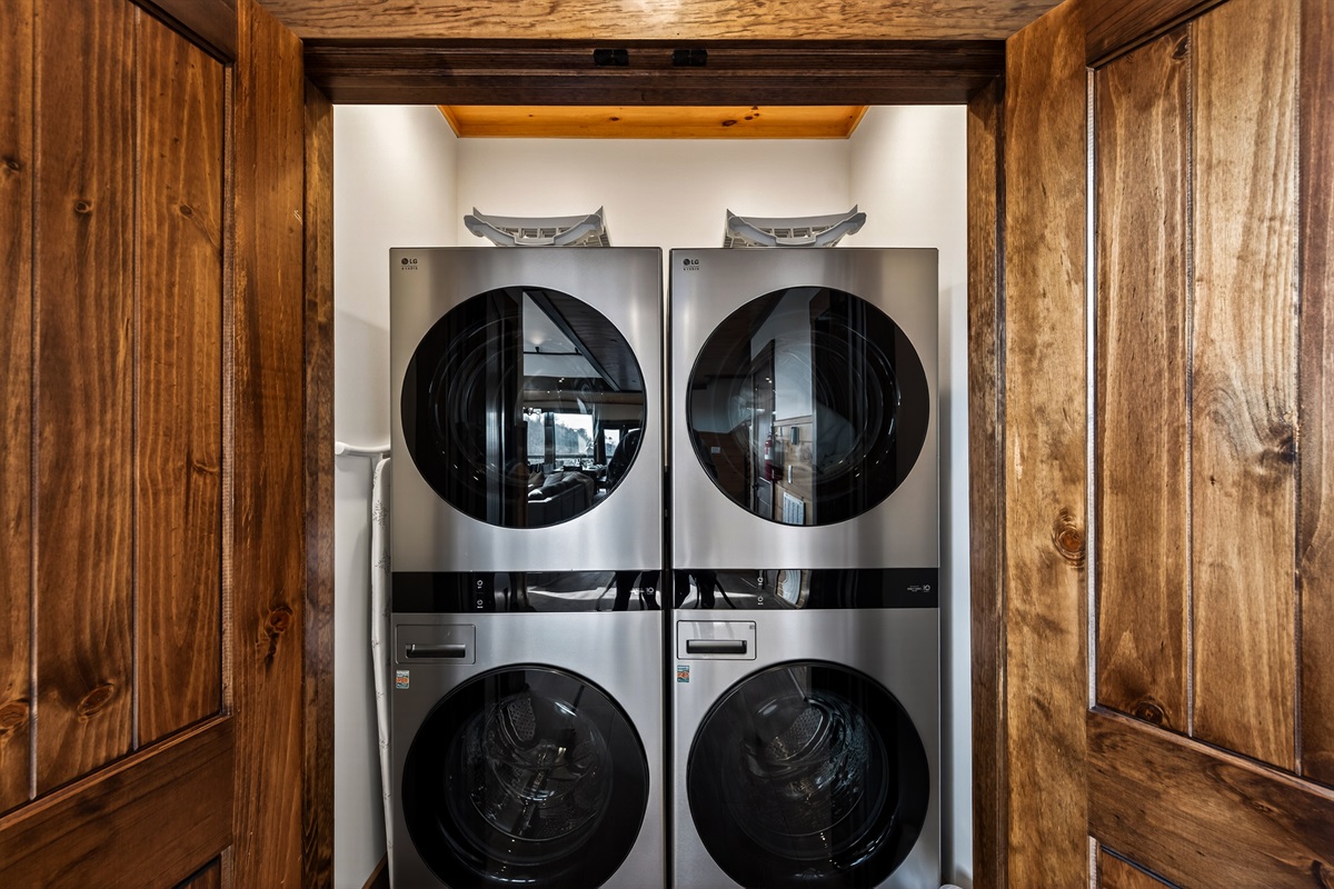 🧺 Laundry Center – Keep things easy during your stay with a dedicated laundry area featuring two washers and two dryers, perfect for larger groups and longer visits. Conveniently located on the main level near the elevator. 