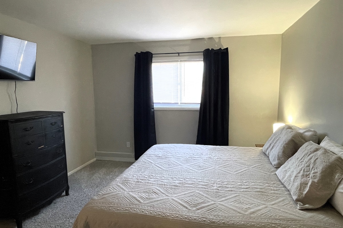 Bedroom 2, King-size bed with 40" Smart TV