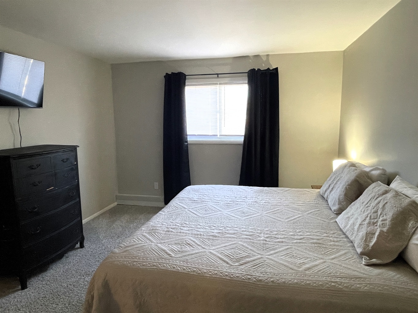 Bedroom 2, King-size bed with 40" Smart TV