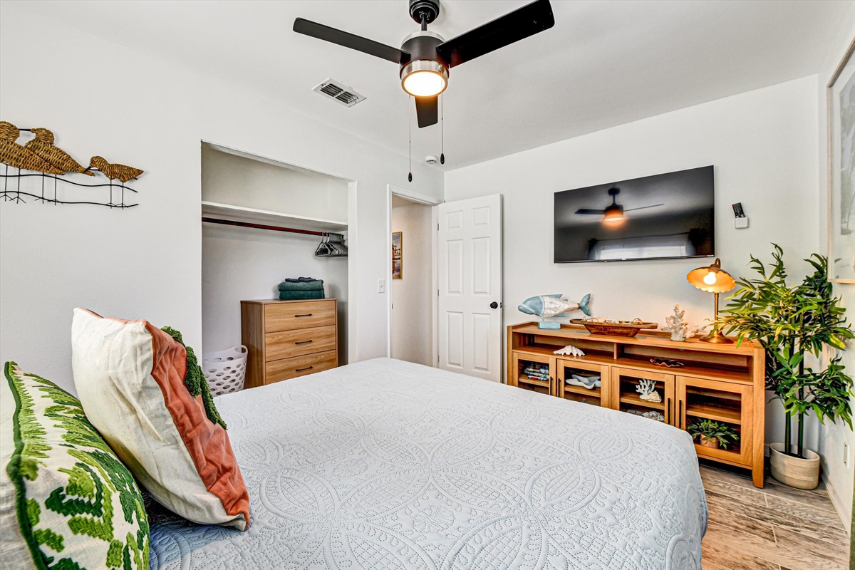 Bedroom 1 - Queen bed