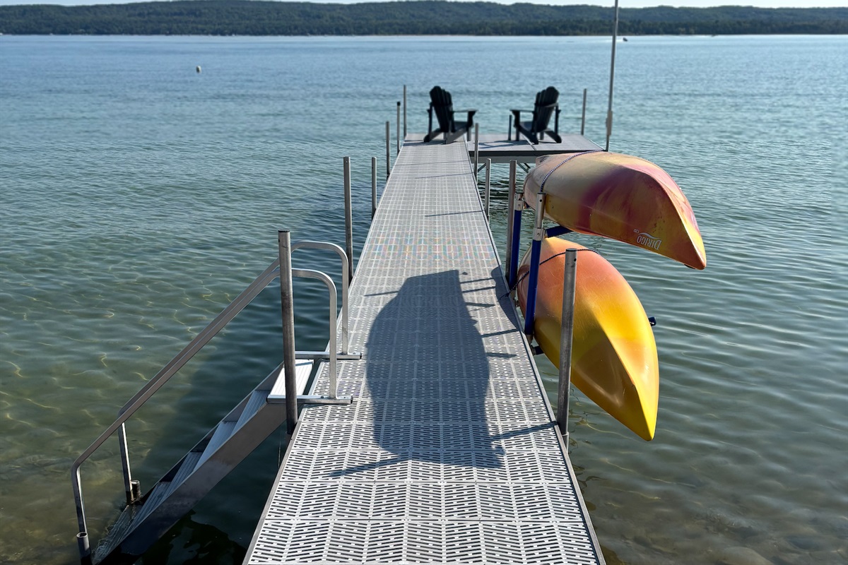 Dock & Kayaks to enjoy the lake!