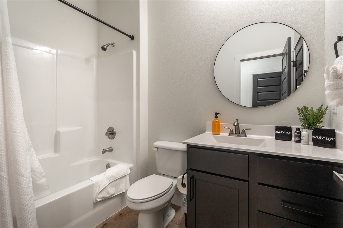 Ensuite bath w/ hall access