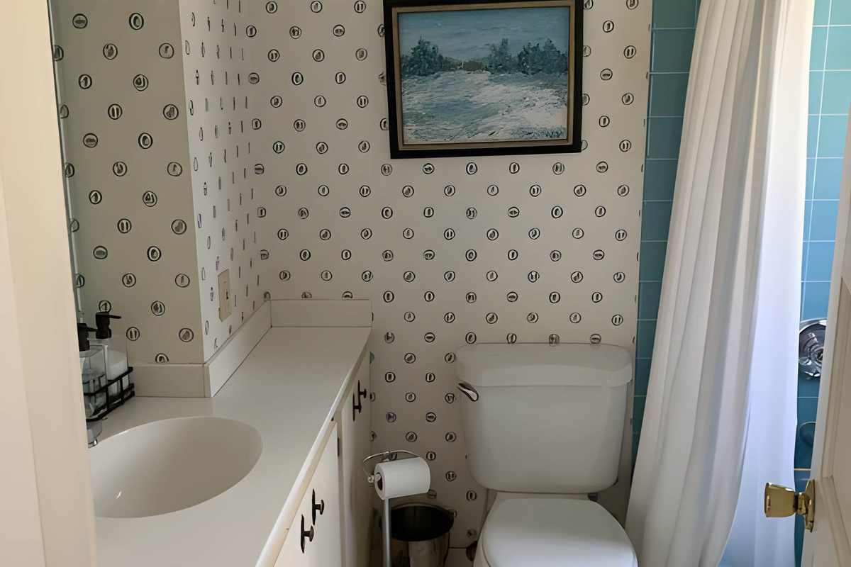 Private bathroom in primary bedroom 