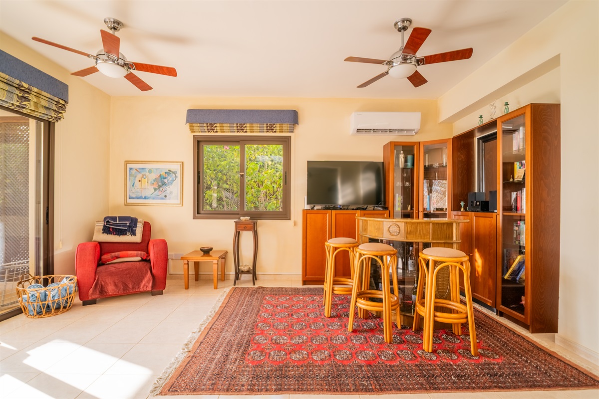 The living room also features a large-screen TV, our little library with books in English, French, German, and Swedish, a bluetooth-enabled stereo to enjoy your favourite music, as well as a bar.