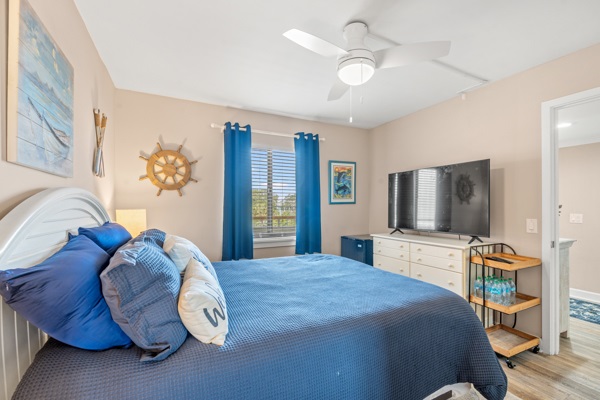 Queen Bedroom w. En Suite Bathroom