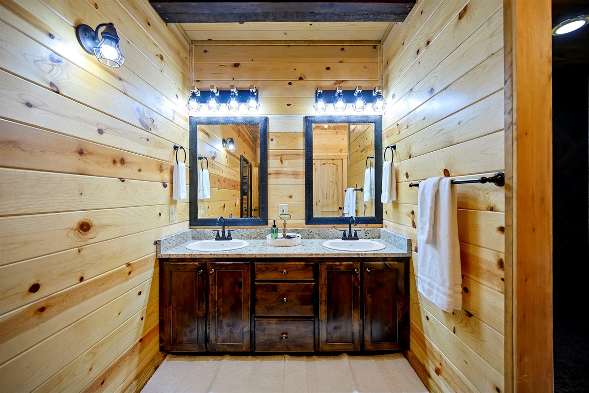 Double vanity bathroom with rustic finishes and great lighting 💡