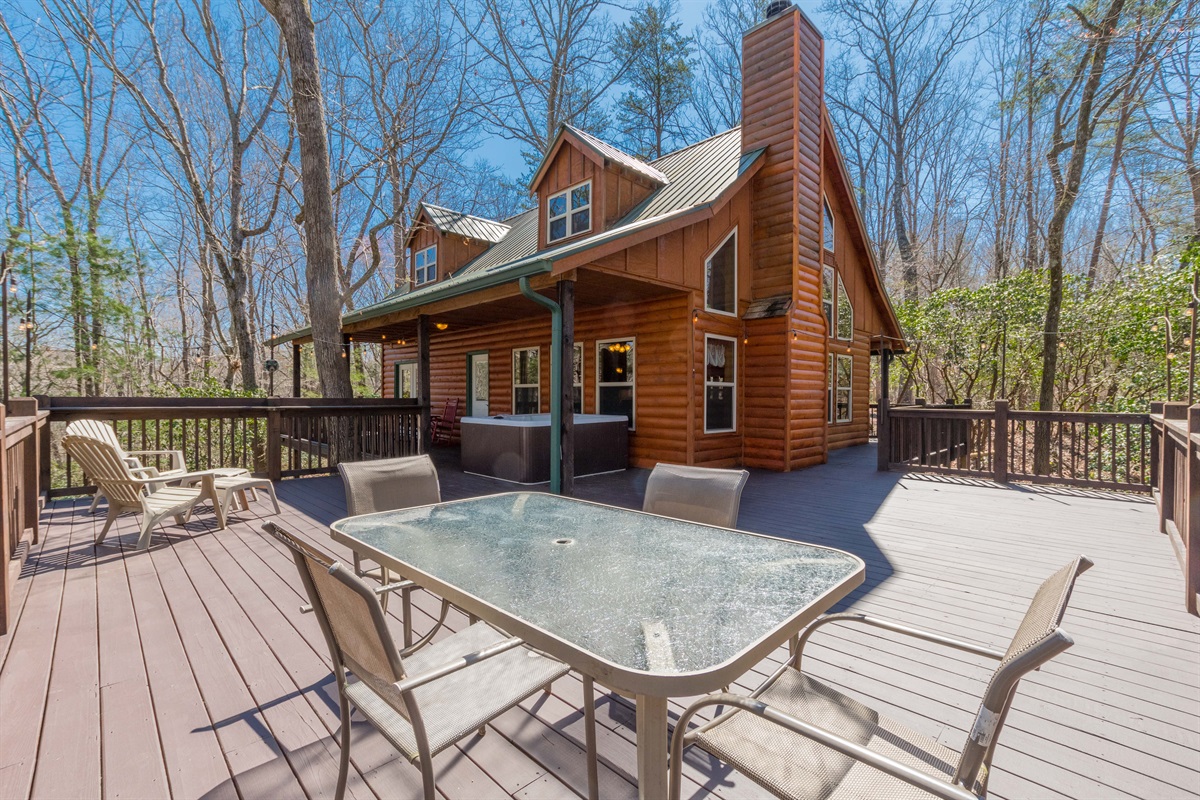 Outdoor Dining Area and Gas Grill