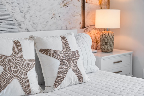 The starfish in the boardwalk room welcome you in for your relaxing night in the wonderful king size bed.  The adjoining bathroom means you don't have to share with the others in the house.  Just set down your bag (on the luggage rack provided) and relax!