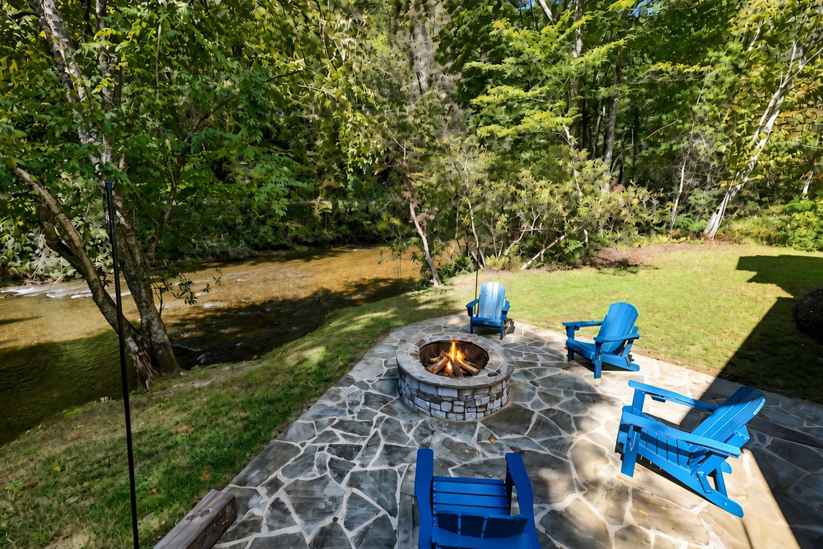 Gather around the creekside fire pit at Robbin’s Nest on Snowbird Creek for s’mores and conversation beside the flowing water.