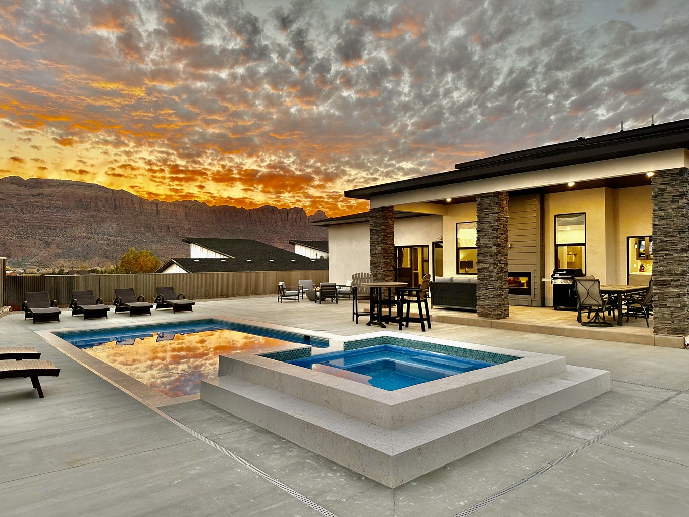 Private Heated Year rond pool