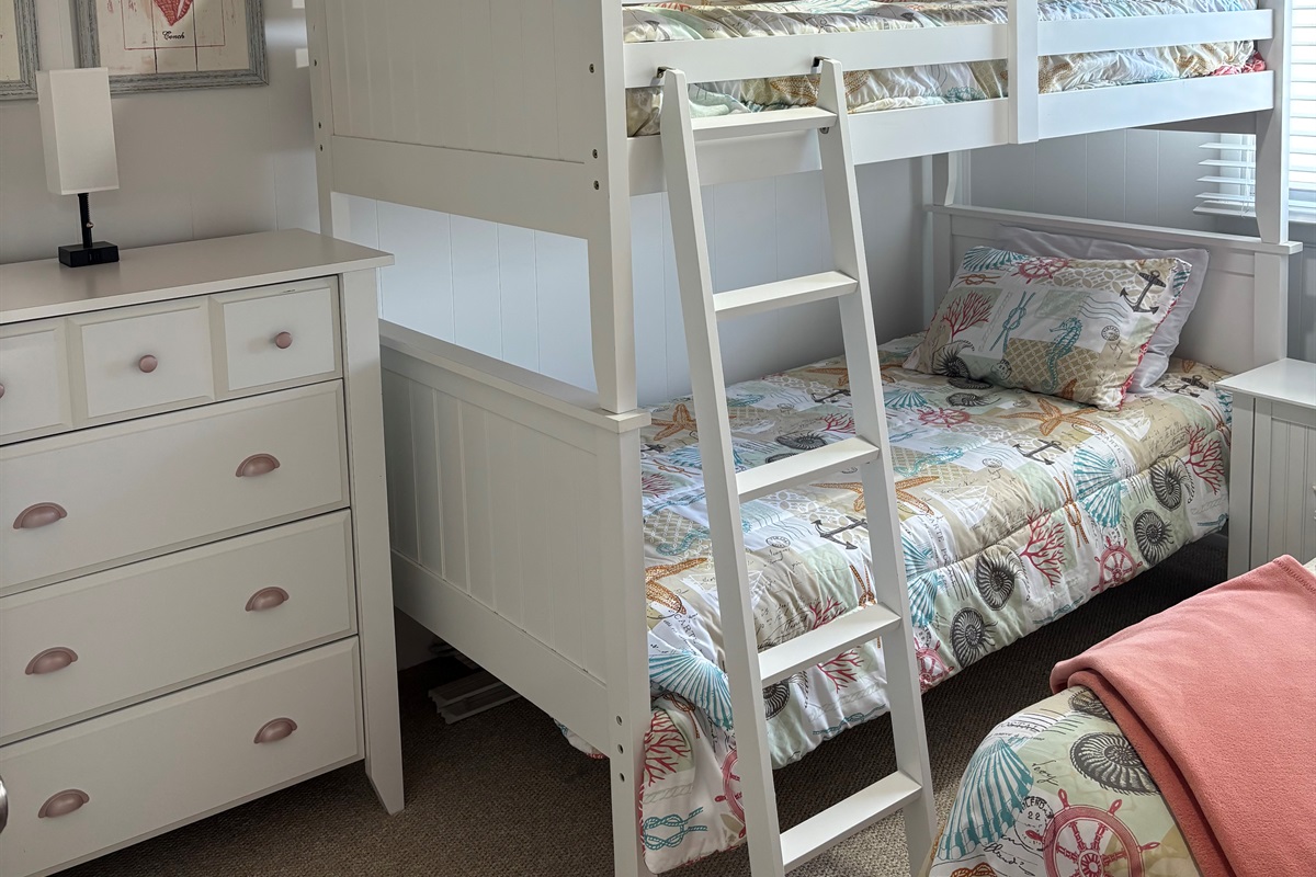 Bedroom 3, Twin bed and bunks